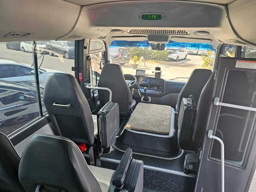 medium and large bus Hyundai bus - Vista 11