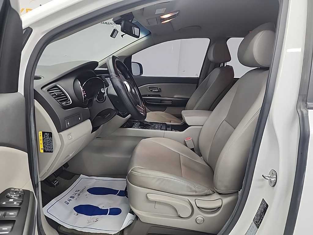 KIA Carnival - Vista 11