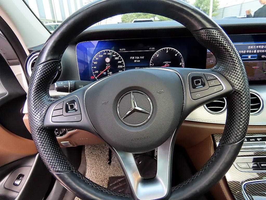 Mercedes Benz E class - Vista 8