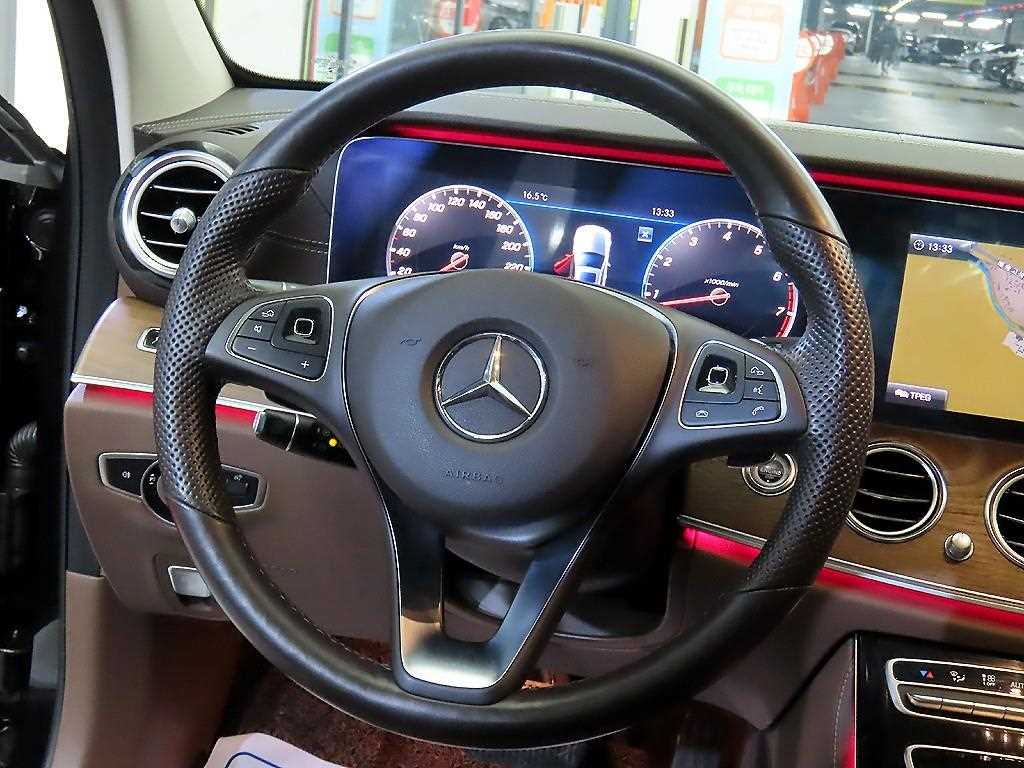 Mercedes Benz E class - Vista 8