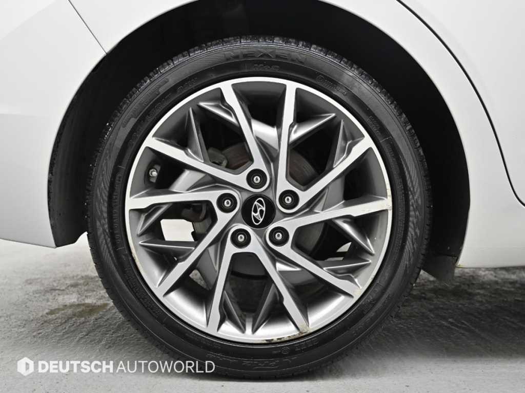 HYUNDAI Avante - Vista 5