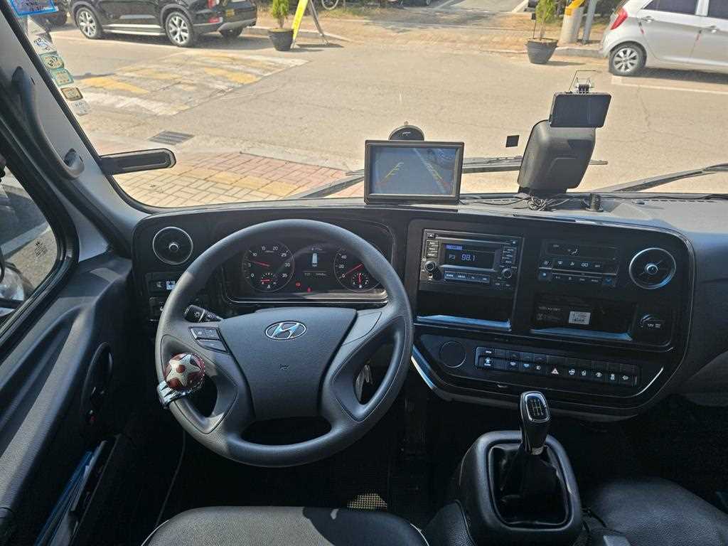 medium and large bus Hyundai bus - Vista 7