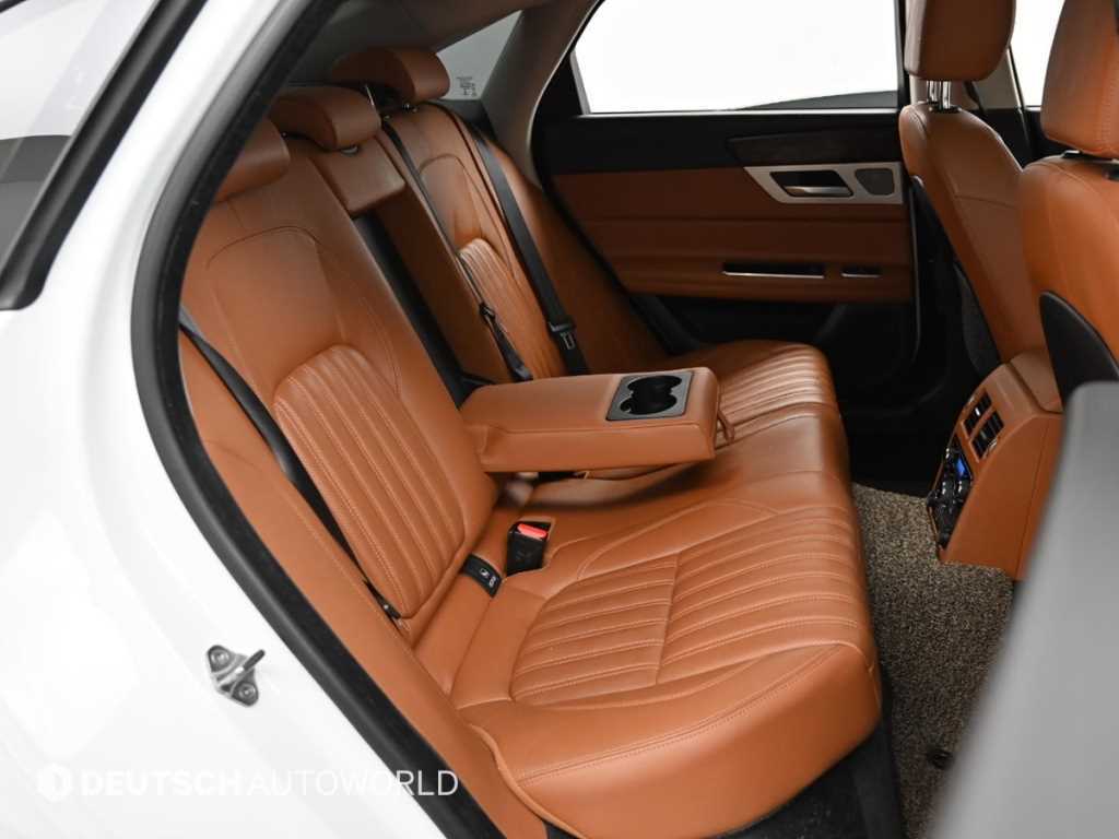 Jaguar XF - Vista 12