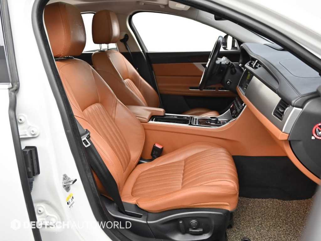 Jaguar XF - Vista 10