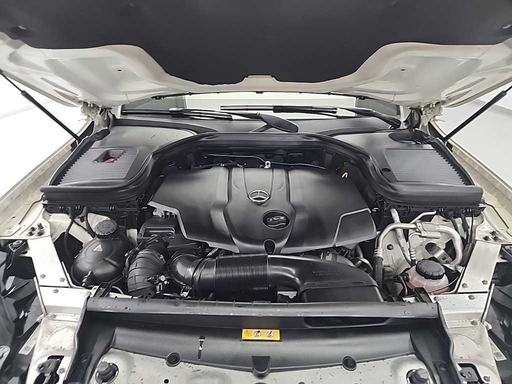 Mercedes Benz GLC Class - Vista 5