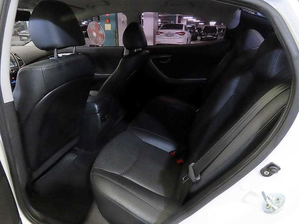 HYUNDAI Avante - Vista 7