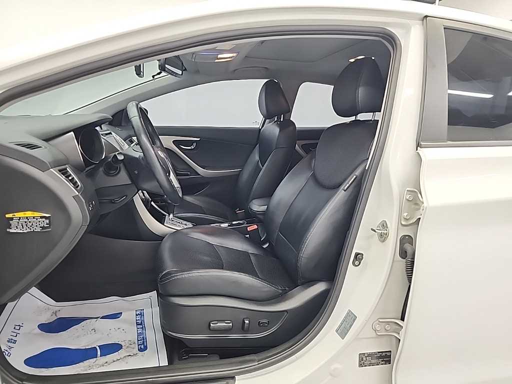 HYUNDAI Avante - Vista 11