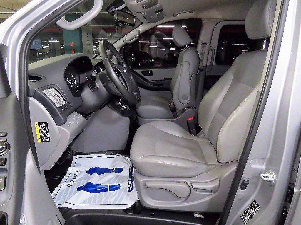 HYUNDAI Starex - Vista 6