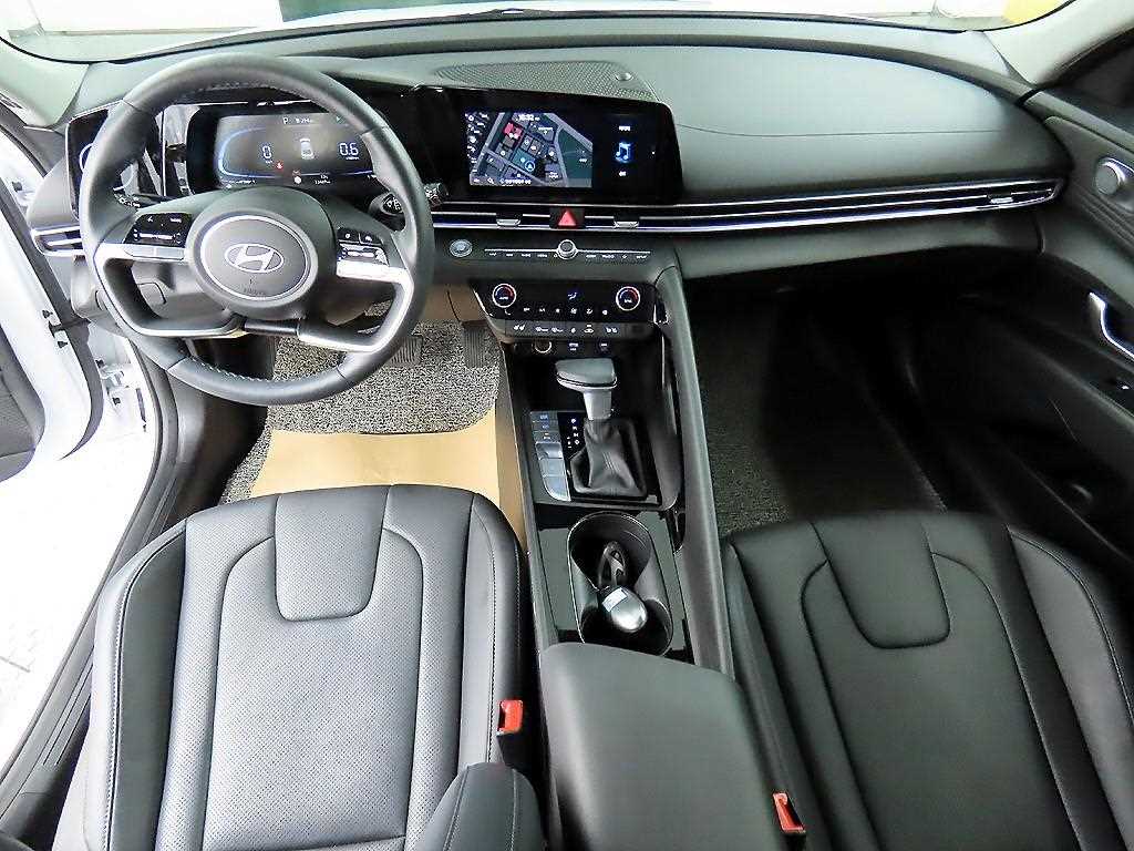 HYUNDAI Avante - Vista 7