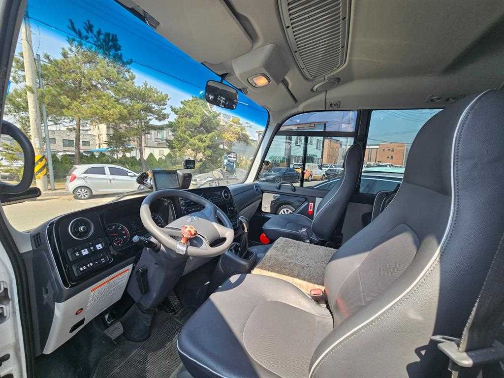 medium and large bus Hyundai bus - Vista 8