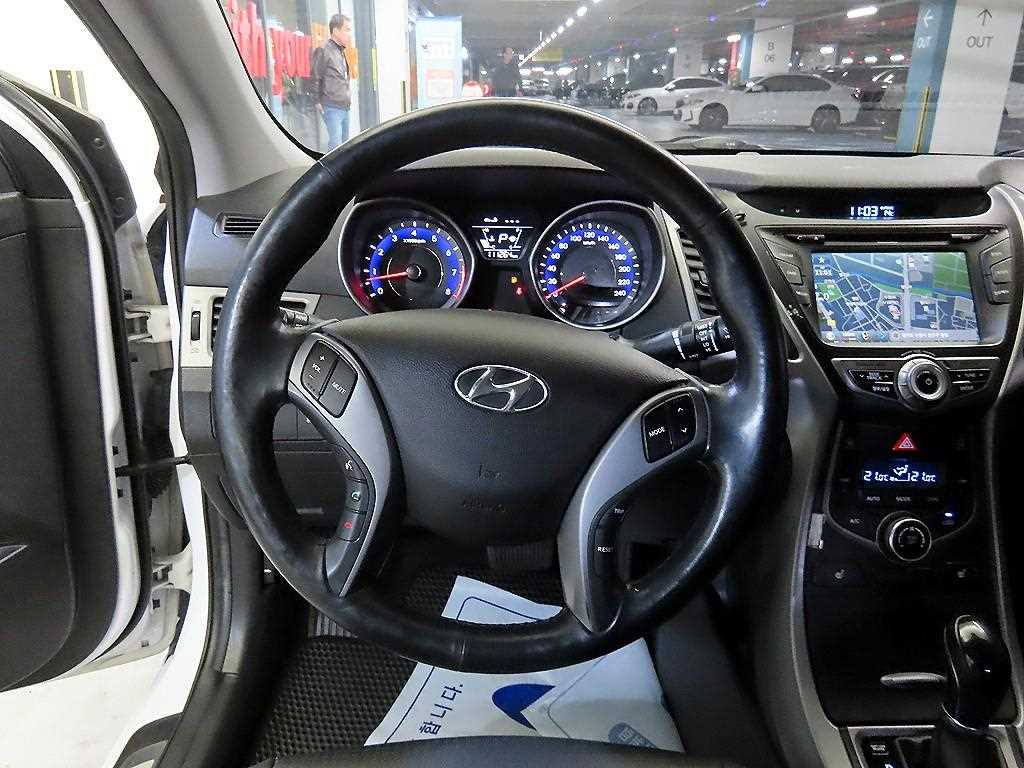 HYUNDAI Avante - Vista 8