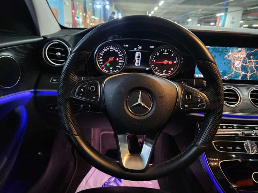 Mercedes Benz E class - Vista 8