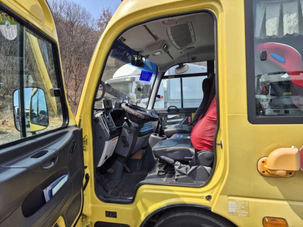 medium and large bus Hyundai bus - Vista 7