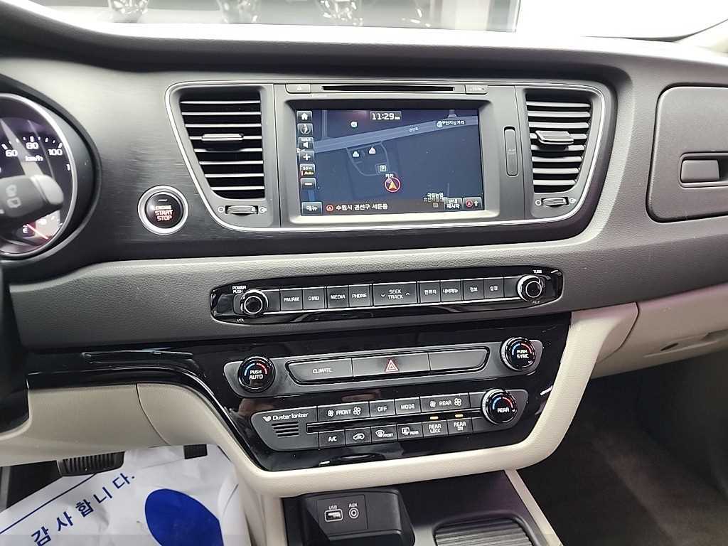 KIA Carnival - Vista 10