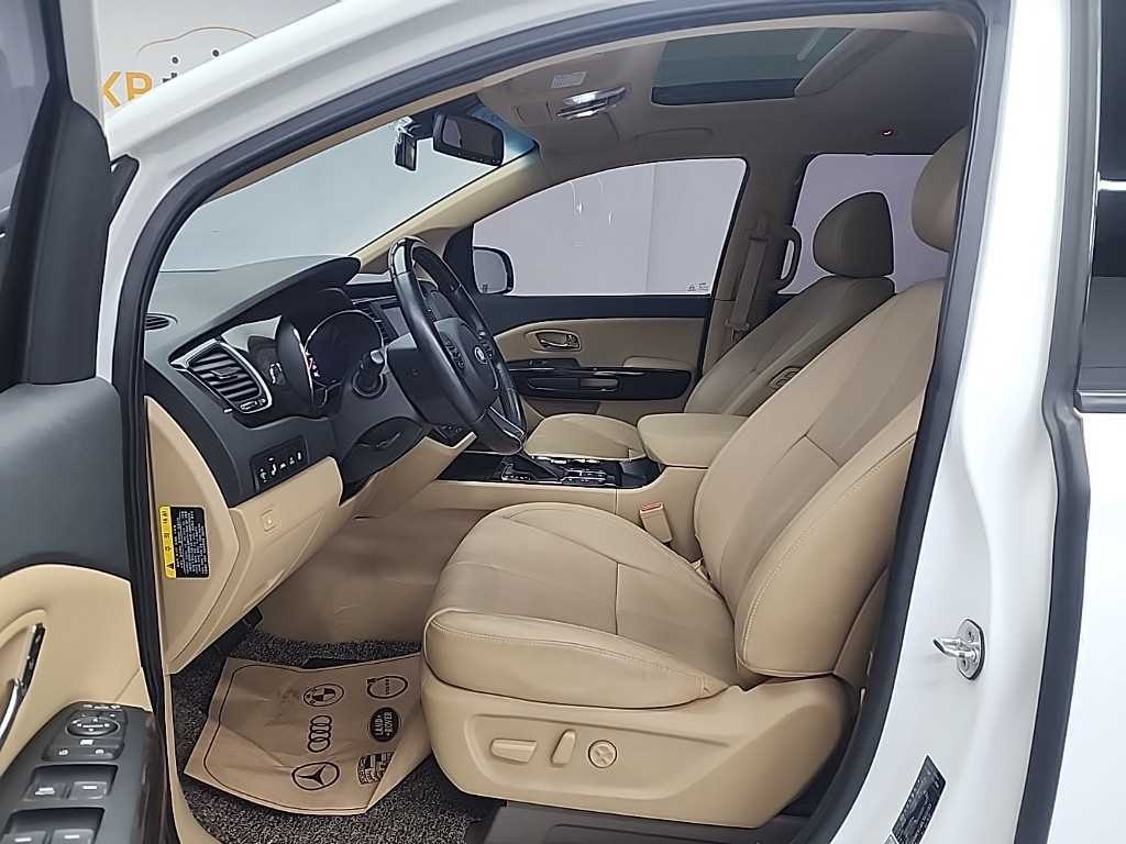 KIA Carnival - Vista 11