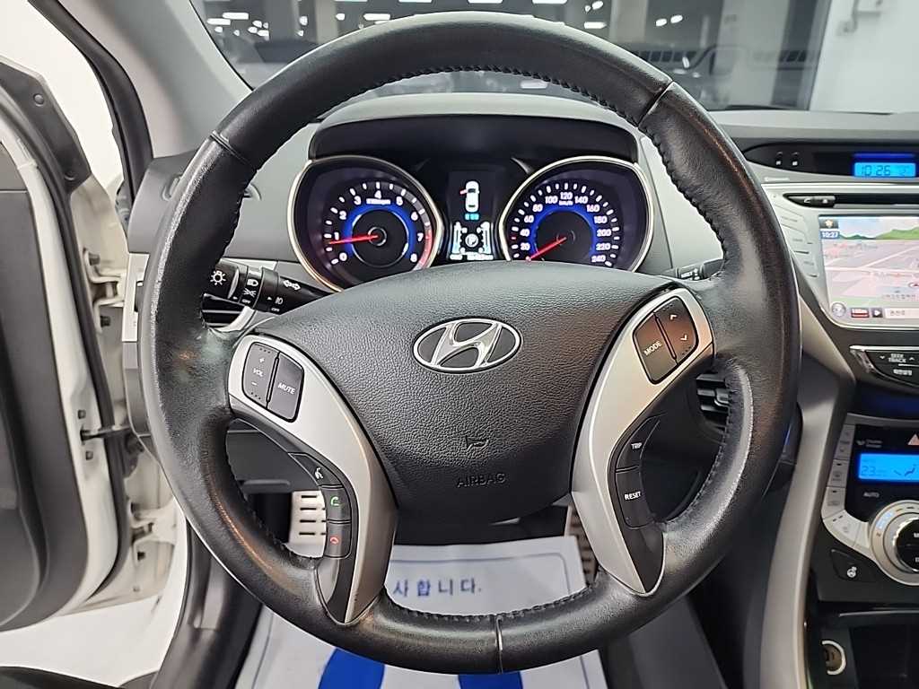HYUNDAI Avante - Vista 9