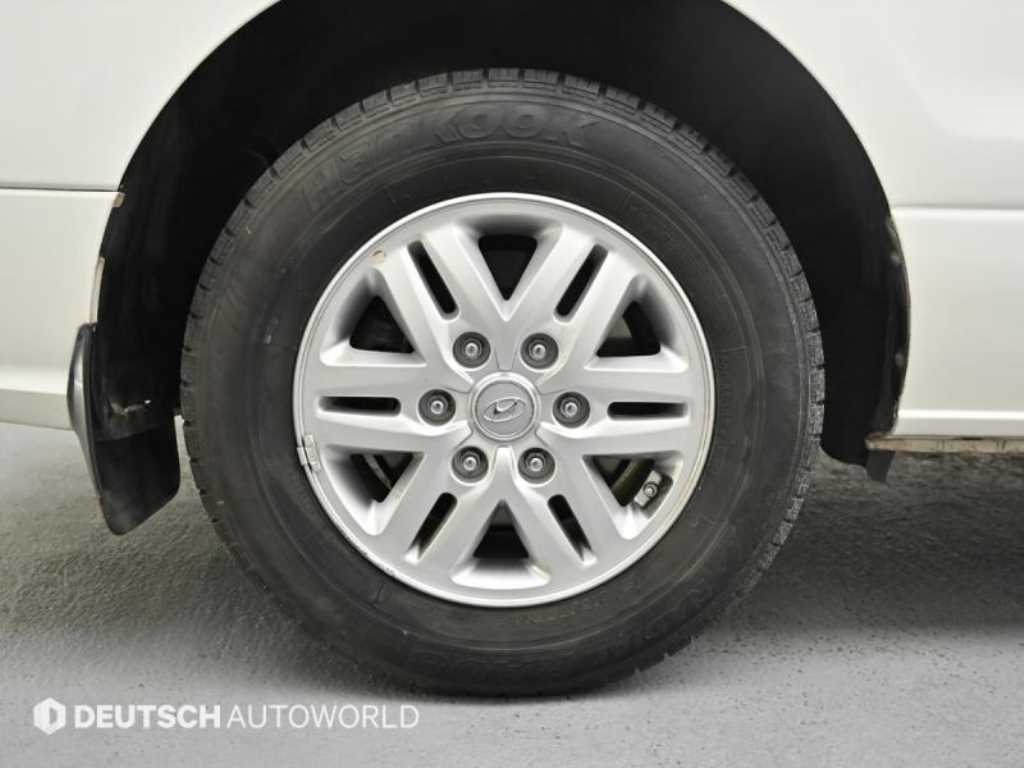 HYUNDAI Starex - Vista 5