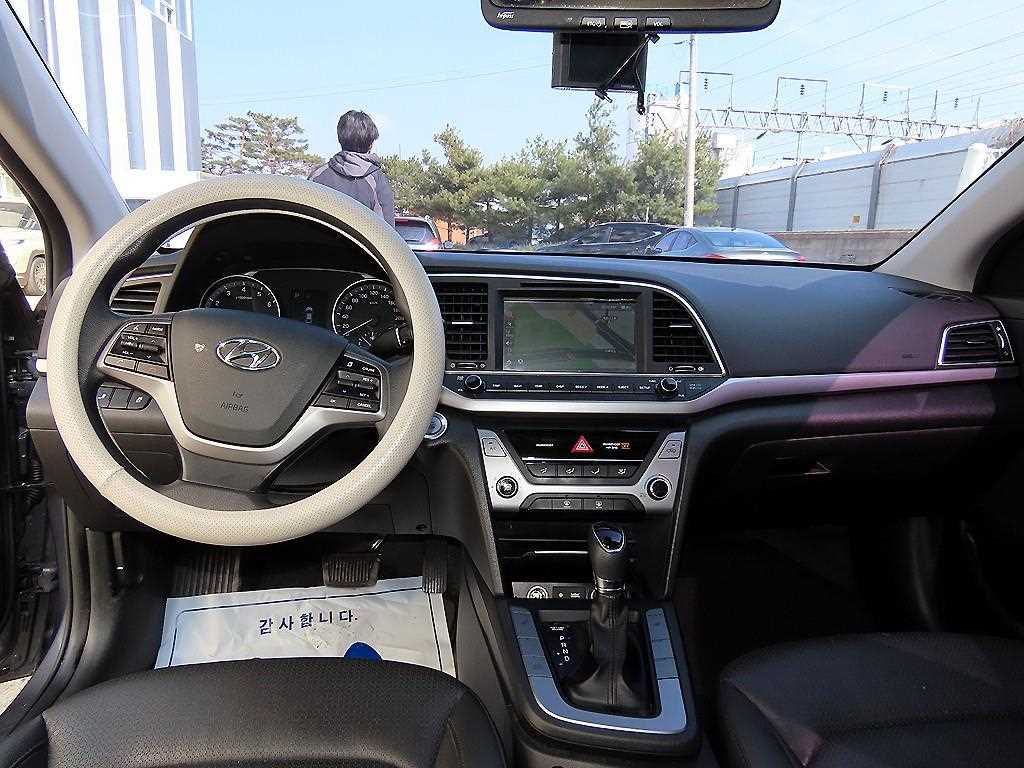 HYUNDAI Avante - Vista 7