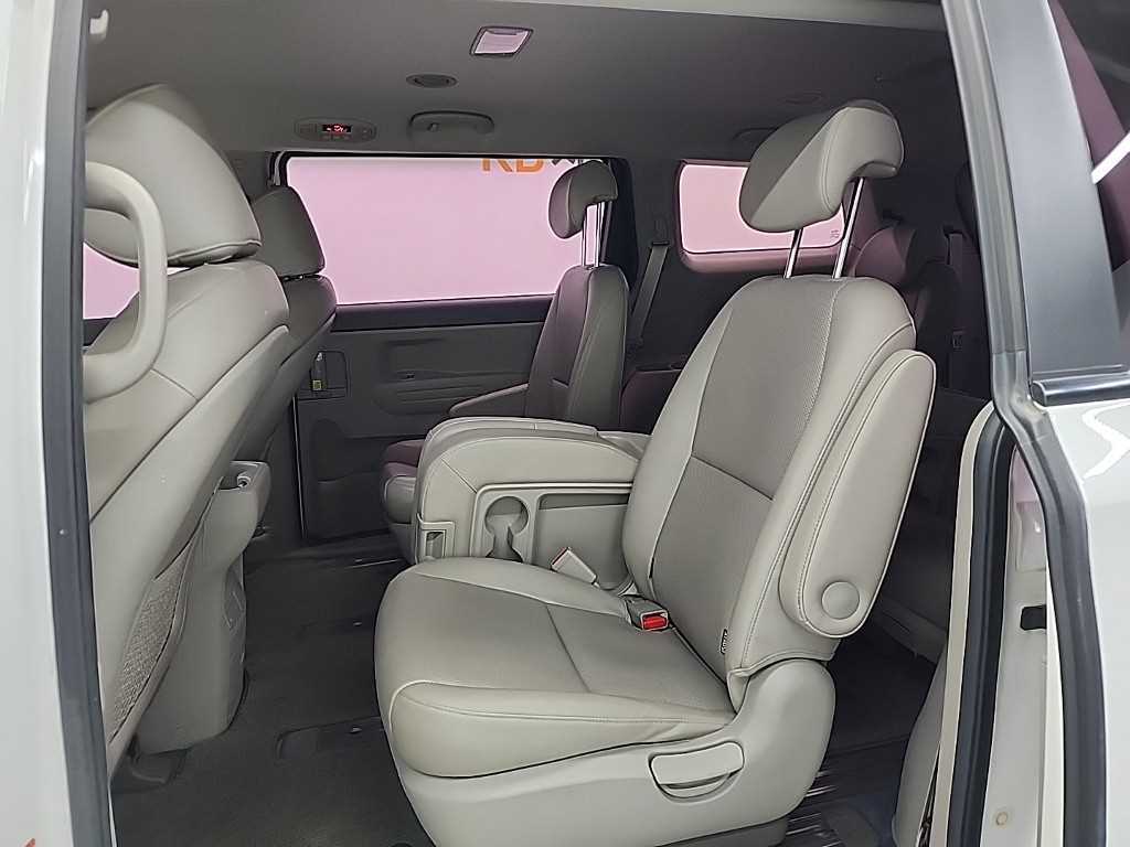 KIA Carnival - Vista 12