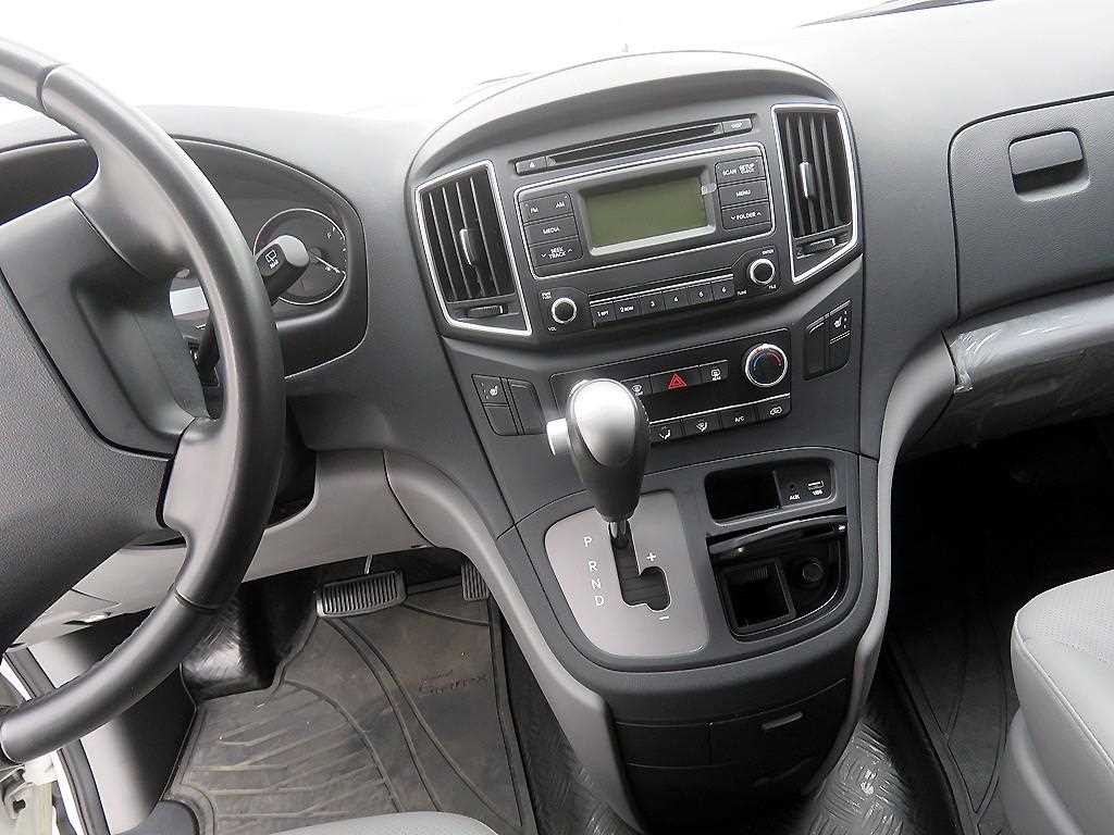 HYUNDAI Starex - Vista 12