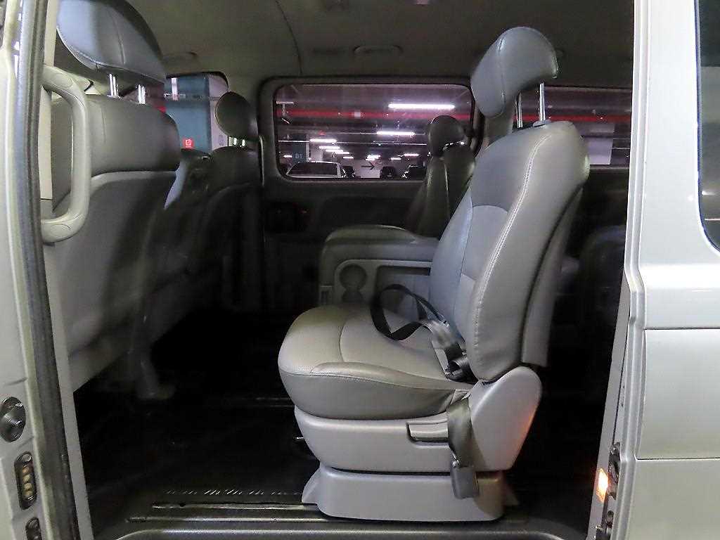 HYUNDAI Starex - Vista 7