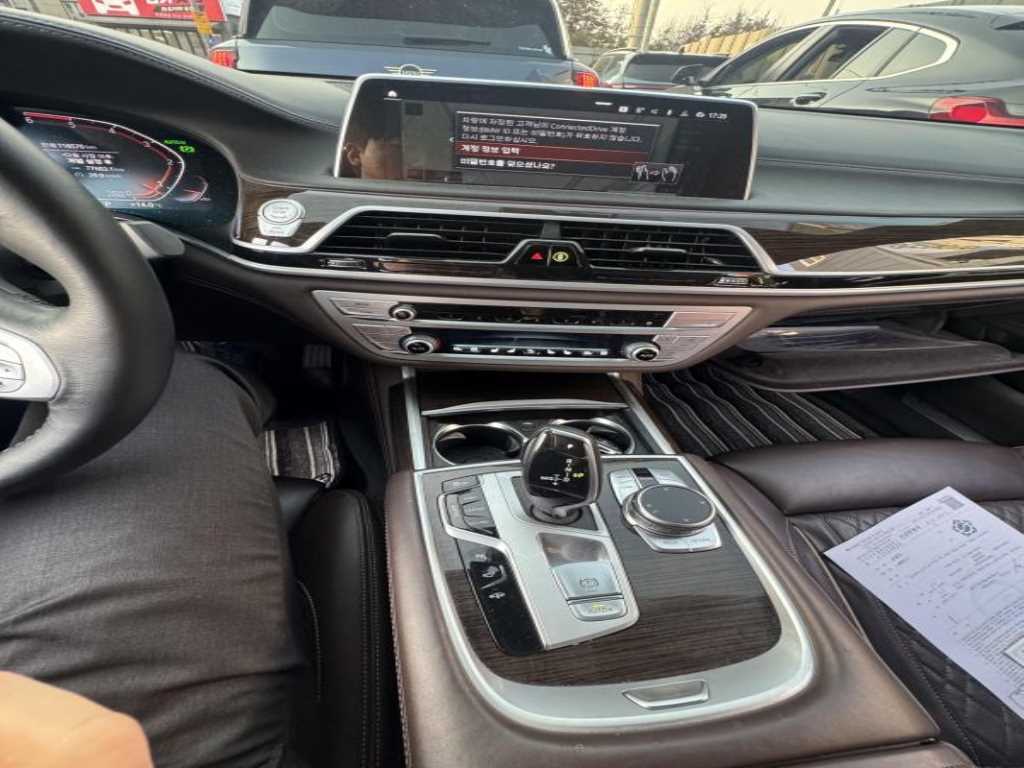 BMW 7 Series - Vista 5
