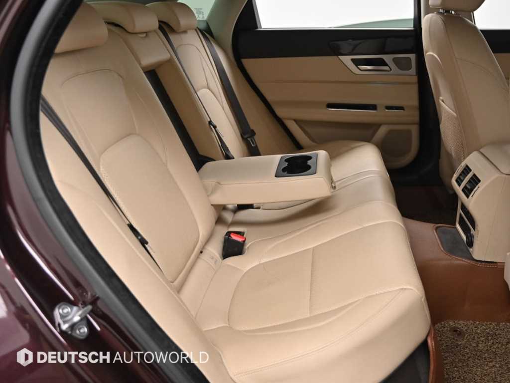 Jaguar XF - Vista 12