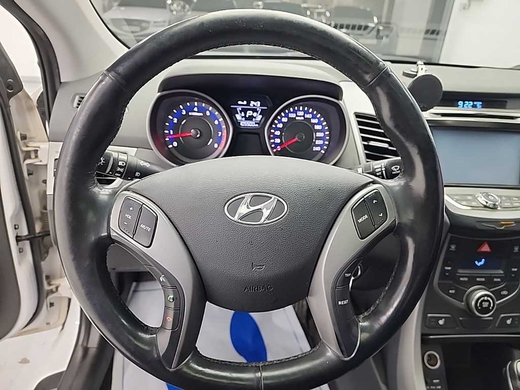 HYUNDAI Avante - Vista 9