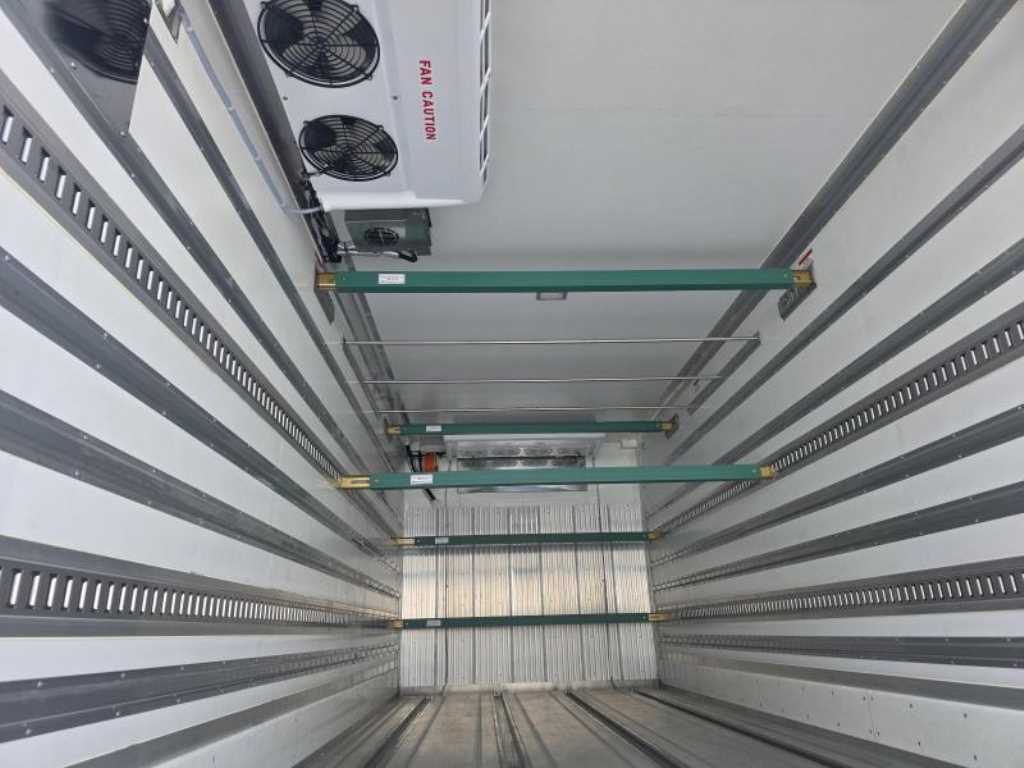 medium and large cargo truck - Vista 9