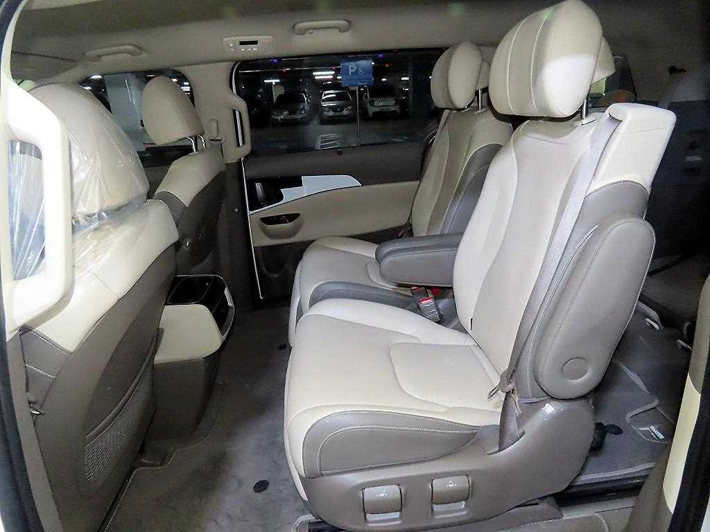 KIA Carnival - Vista 7