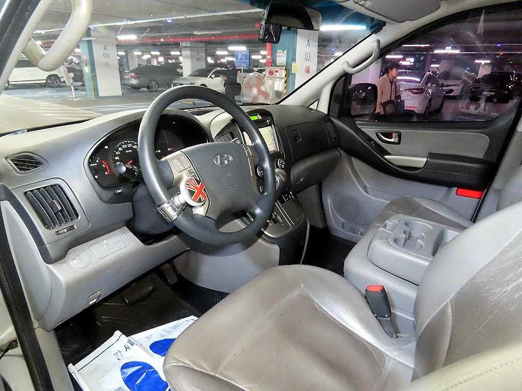 HYUNDAI Starex - Vista 10