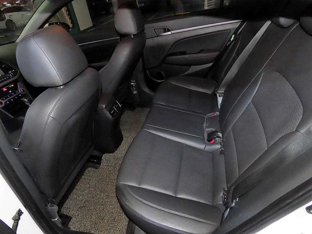 HYUNDAI Avante - Vista 6