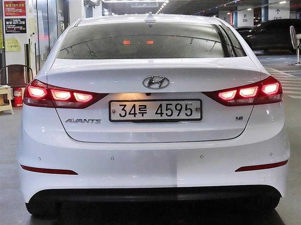 HYUNDAI Avante - Vista 5