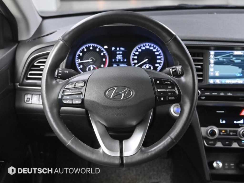 HYUNDAI Avante - Vista 9