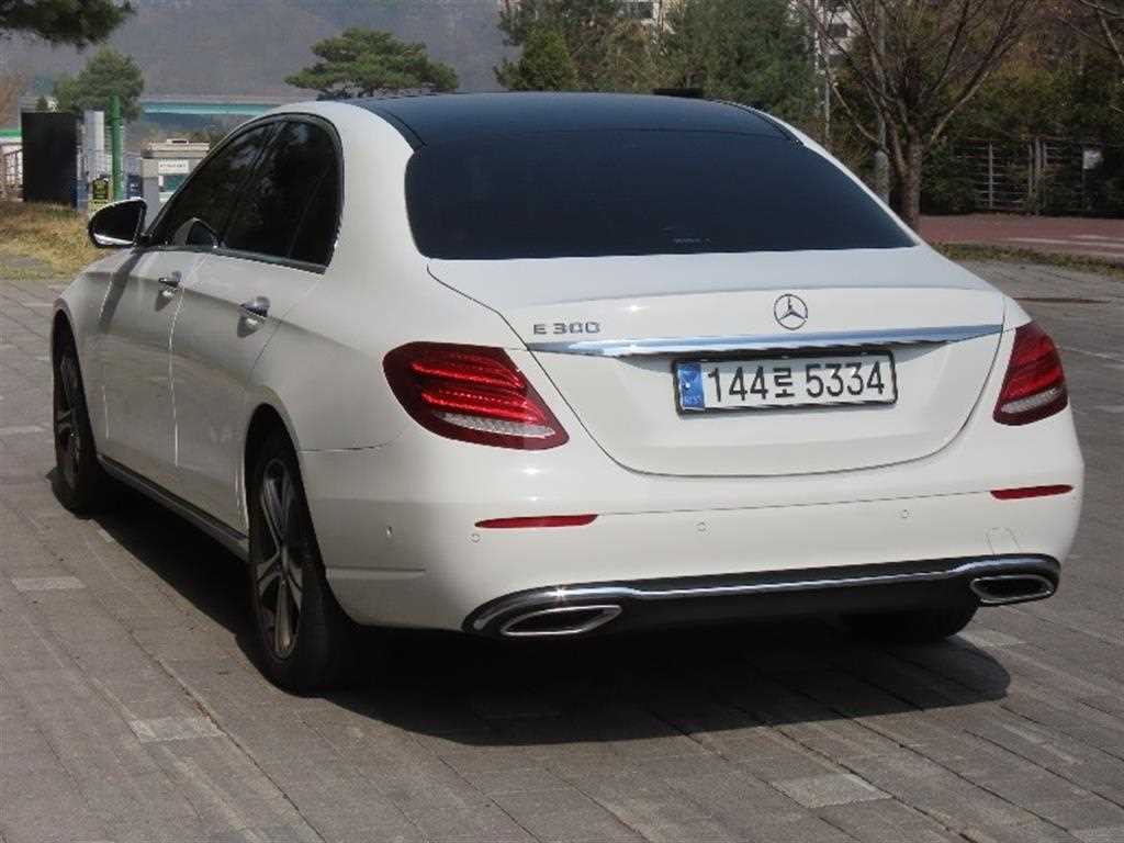 Mercedes Benz E class - Vista 4