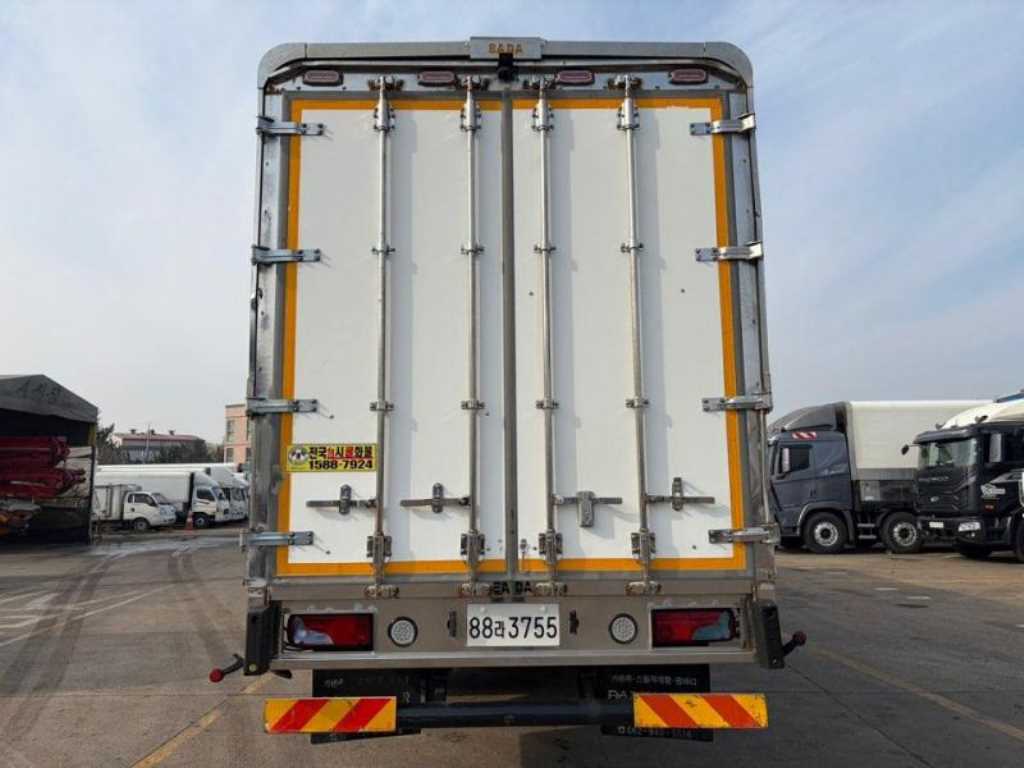 medium and large cargo truck - Vista 3