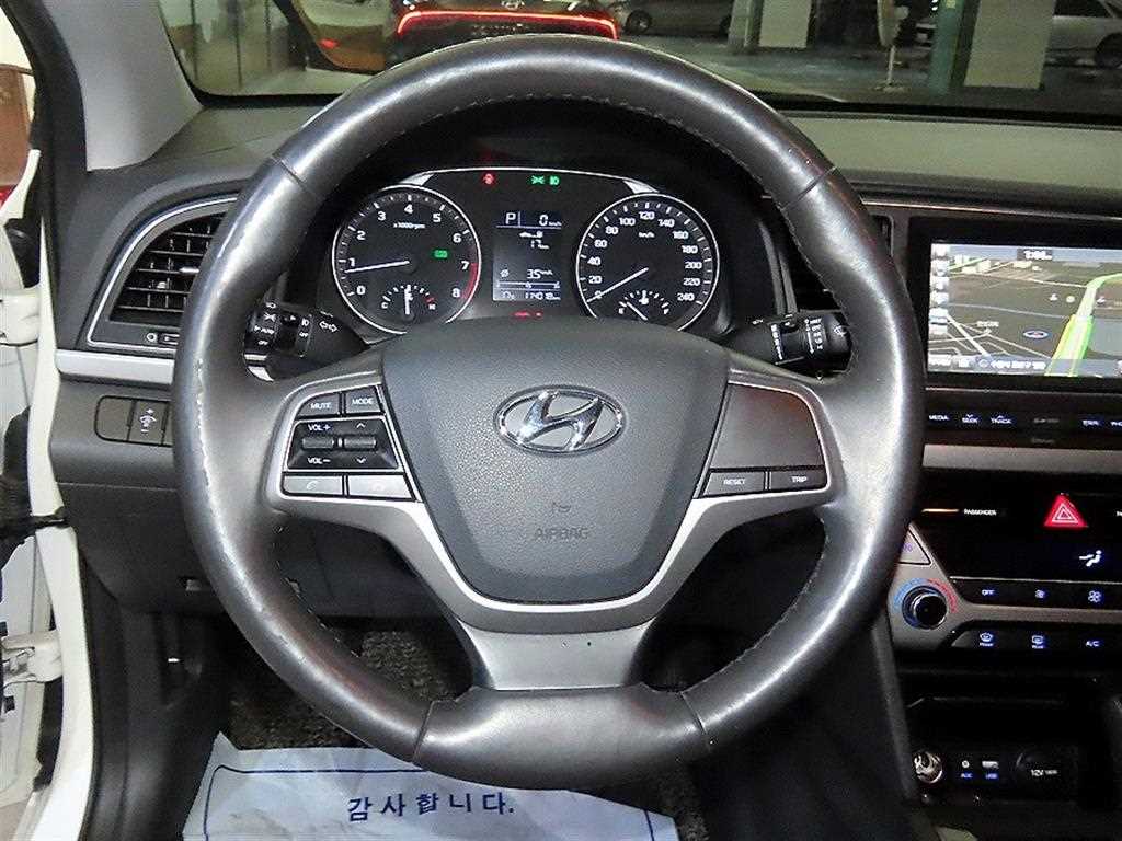 HYUNDAI Avante - Vista 7