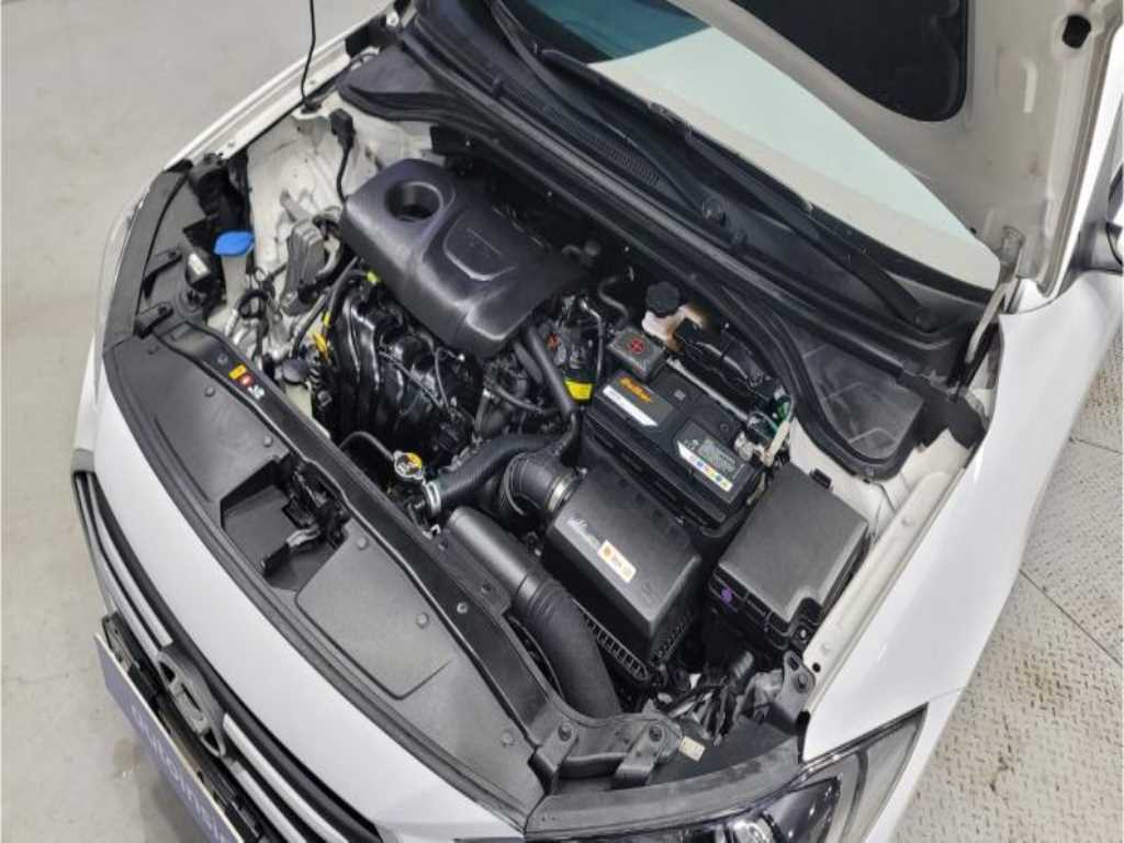 HYUNDAI Avante - Vista 5