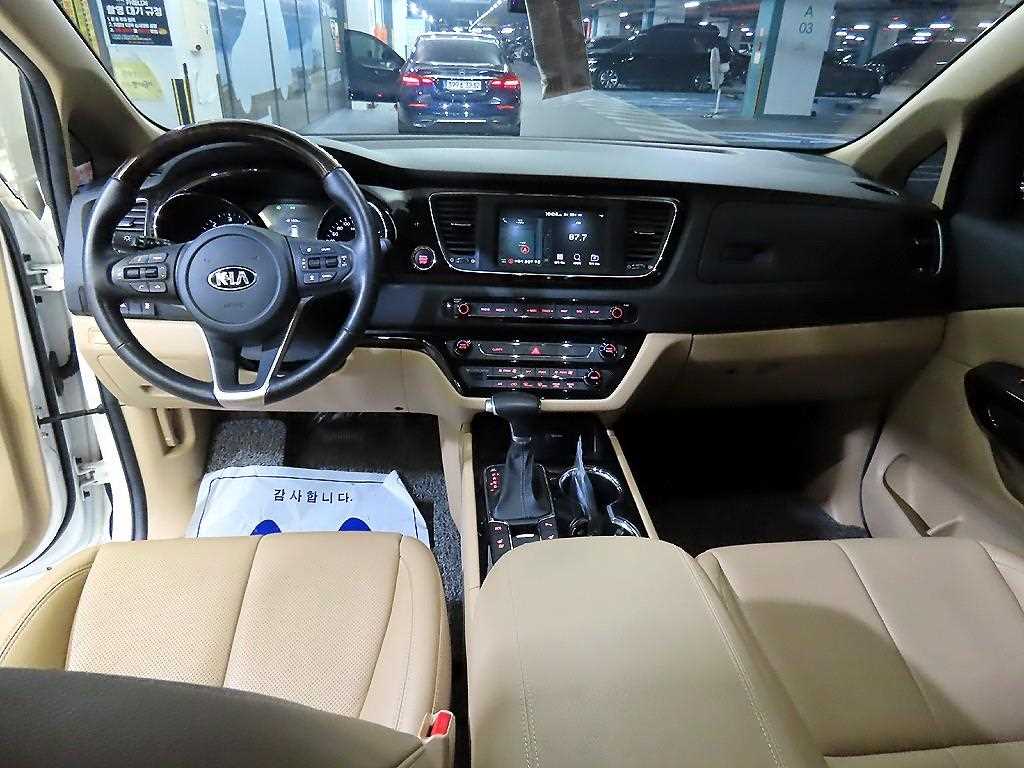 KIA Carnival - Vista 10