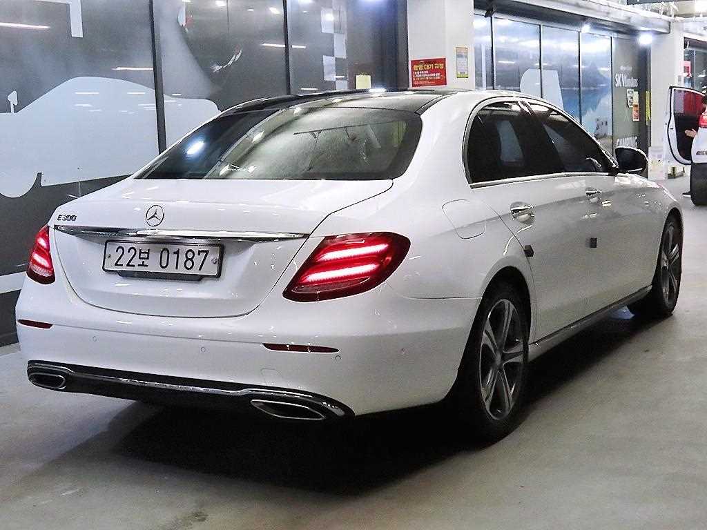 Mercedes Benz E class - Vista 4