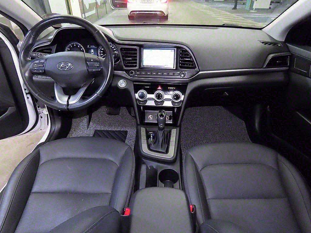 HYUNDAI Avante - Vista 10