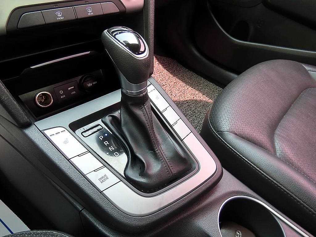 HYUNDAI Avante - Vista 10