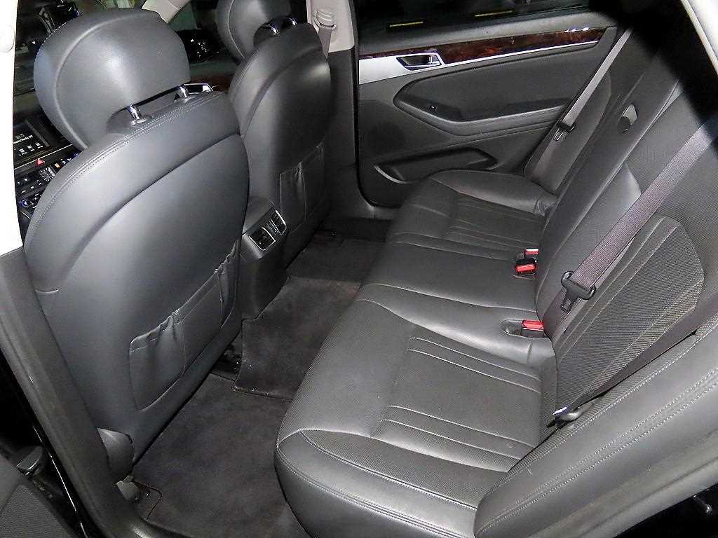 HYUNDAI Genesis - Vista 7