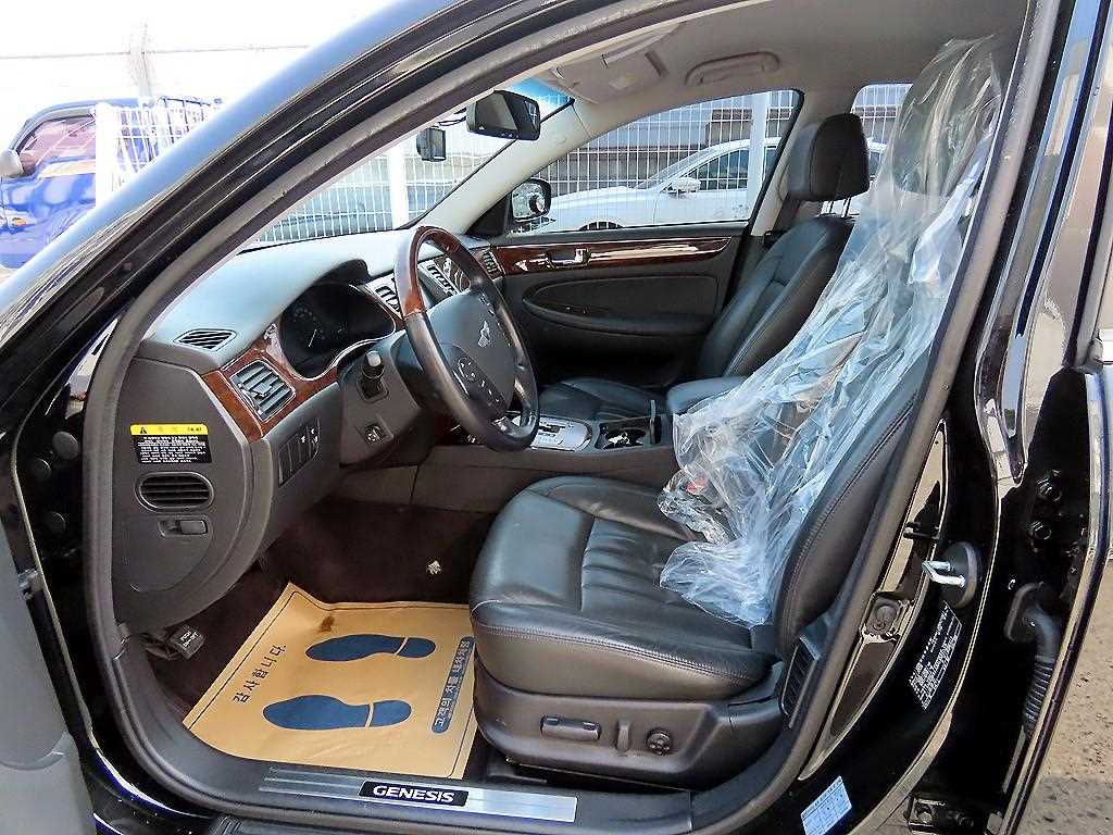 HYUNDAI Genesis - Vista 5