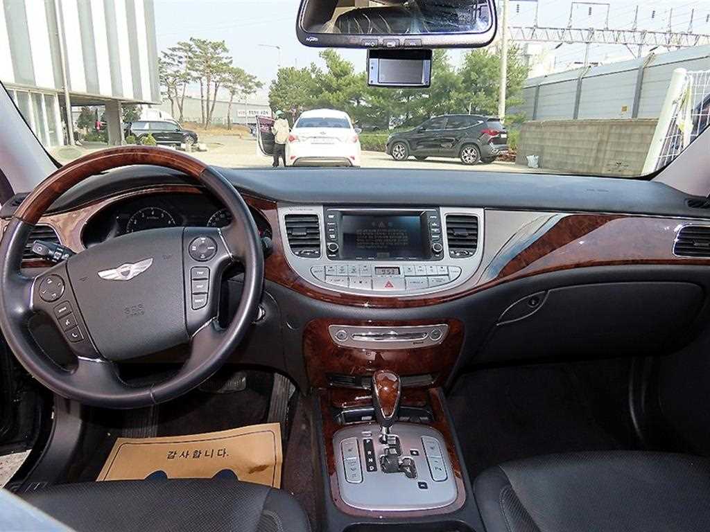 HYUNDAI Genesis - Vista 7