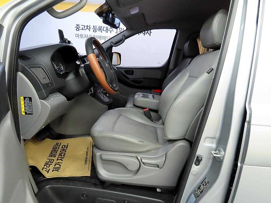 HYUNDAI Starex - Vista 12