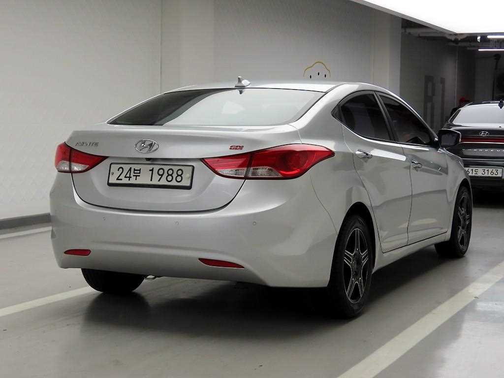 HYUNDAI Avante - Vista 4
