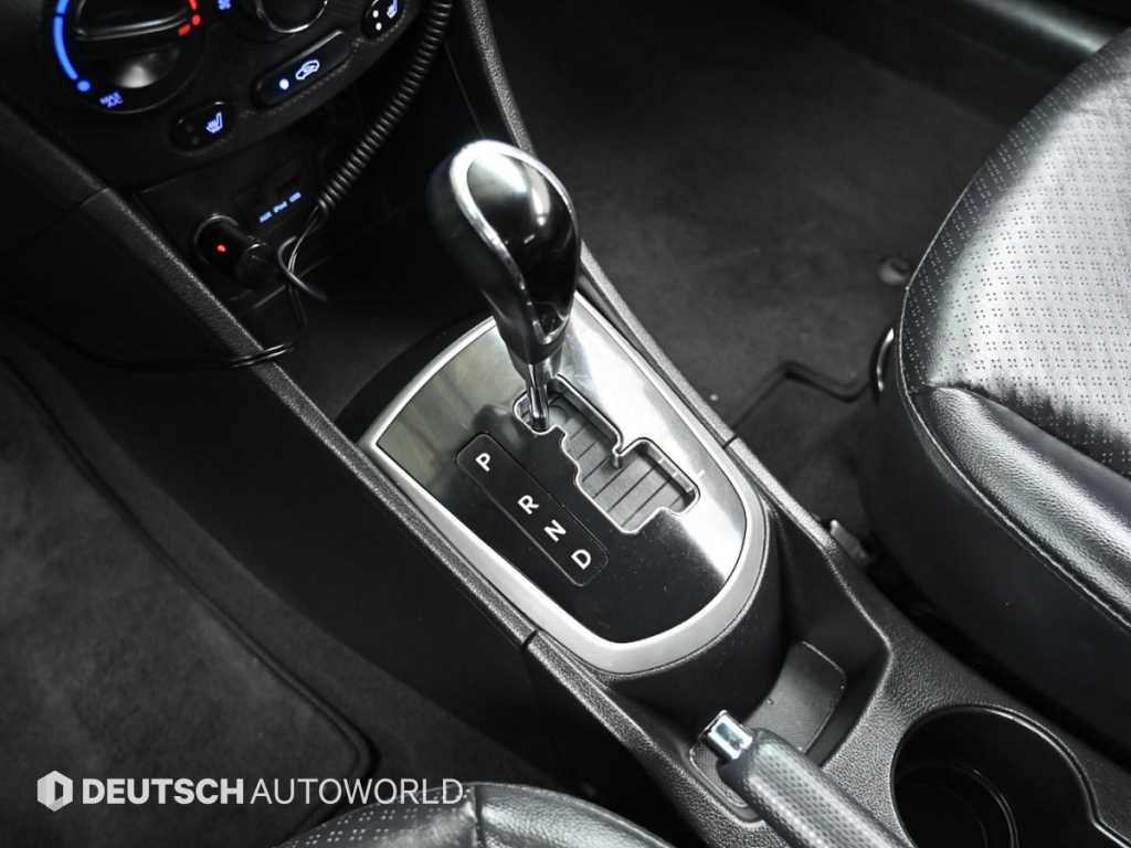 HYUNDAI Accent - Vista 9