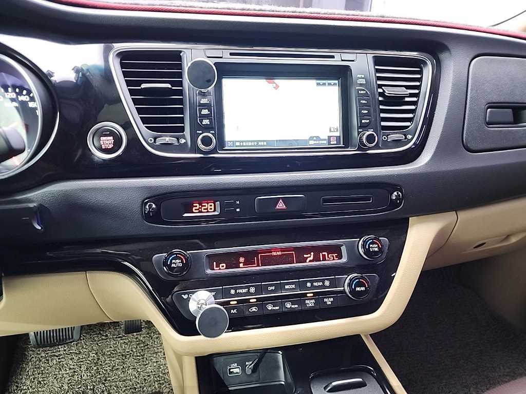 KIA Carnival - Vista 10