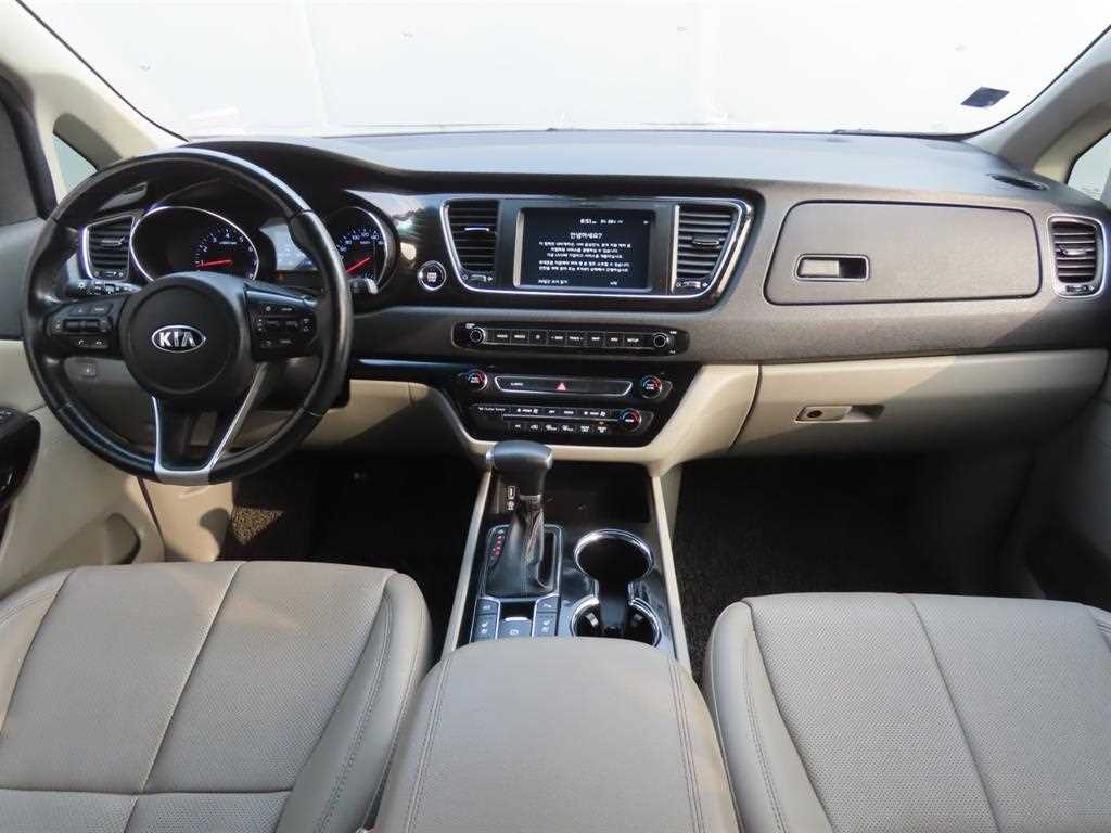 KIA Carnival - Vista 8